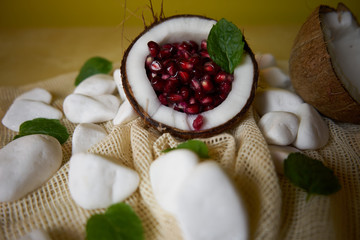 Propozycja podania owocu granatowca w kokosie. Zdrowie i witaminy,wspaniałe kolory  sposób podania owoców. © ProBafoto