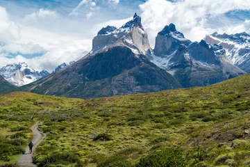 Papier Peint photo autocollant Cuernos del Paine Randonneur dans le Parc National Torres del Paine, Patagonie, Chili, Amérique du Sud.