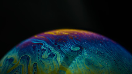 Bańka mydlana na ciemnym tle. Mnóstwo kolorow i magiczna tekstura powstała dzięki mocnemu oświetleniu. © ProBafoto