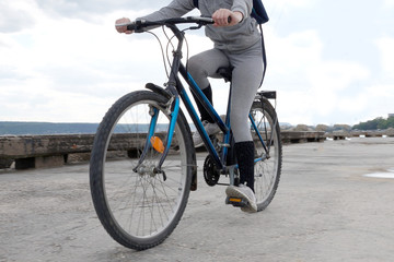 Naklejka premium girl rides a bicycle on the pier 