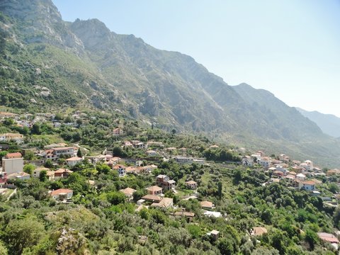 Vista Del Pueblo En La Ladera De La Montaña Desde El Castillo De Krujë, Albania, Donde Se Encuentra El Museo De Skanderberg, Héroe Nacional Albanés