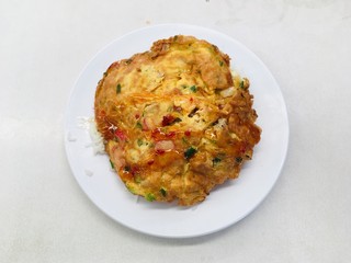 Omelette rice with chopped spring onions topped with sauce
Folk food is simple but delicious and amazing. Just fry the eggs in the pan. Fragrant, inviting eating