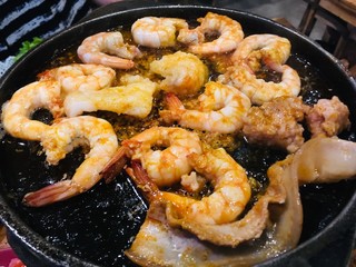 Prawns and butter grilled on a hot pan. Both butter and shrimp fat mixed with fragrant appetizing.
One of the cool eating-out culture