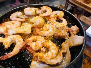 Prawns and butter grilled on a hot pan. Both butter and shrimp fat mixed with fragrant appetizing.
One of the cool eating-out culture