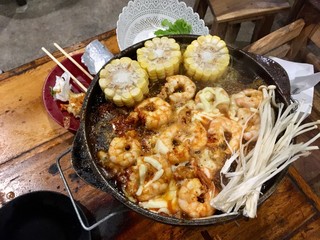 Prawns and butter grilled on a hot pan. Both butter and shrimp fat mixed with fragrant appetizing.
One of the cool eating-out culture