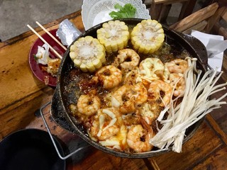 Prawns and butter grilled on a hot pan. Both butter and shrimp fat mixed with fragrant appetizing.
One of the cool eating-out culture