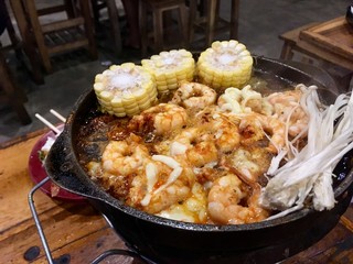 Prawns and butter grilled on a hot pan. Both butter and shrimp fat mixed with fragrant appetizing.
One of the cool eating-out culture