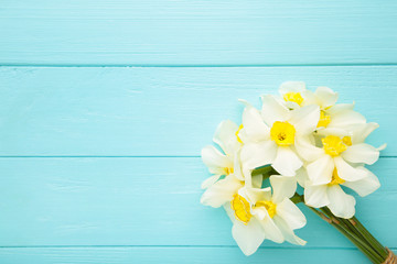 Obraz premium Spring bouquet of narcissus on blue wooden background