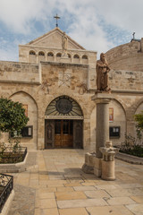 Obraz premium City of Bethlehem. The church Catherine next to the Basilica of the Nativity of Jesus Christ. Column with the figure of Saint Jerome