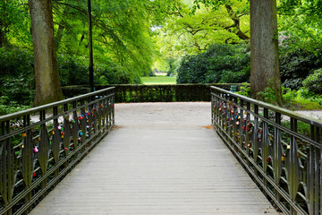 Blick in den Stadtpark Gütersloh, NRW, Brücke mit Liebesschlössern