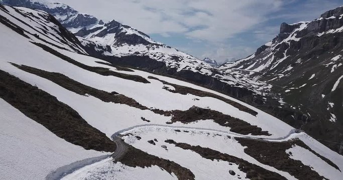 chemin de randonn&eacute;e encore enneig&eacute; au printemps - Suisse