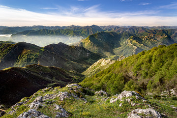 La niebla avanza por el valle.