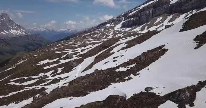 chemin de randonn&eacute;e parsem&eacute; de neige au printemps - Suisse