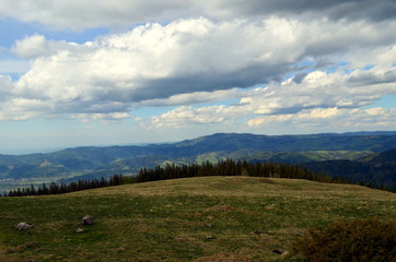 Fototapeta na wymiar Blick vom Hinterwaldkopf auf den Schwarzwald unter Wolken