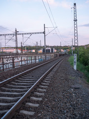 Obraz premium czech railway tracks at sunset and in the background is prague architecture in spring 2020