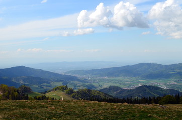 Fototapeta premium Blick vom Hinterwaldkopf auf den Schwarzwald unter Wolken