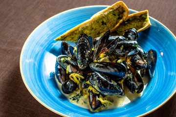 Mussels with home cooked garlic bread and sauce