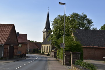 Fototapeta na wymiar Dorf mit Kirche zwischen Alfeld und Einbeck