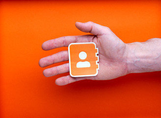 Identification des personnes, illustration pictogramme carnet de contact dans une main d'homme, sur...