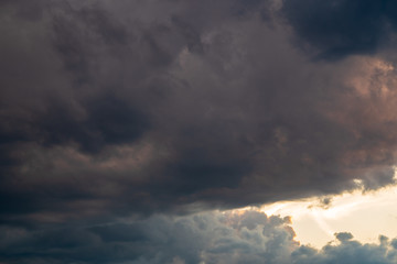 Gewitter und Sturmwolken bei Sonnenuntergang