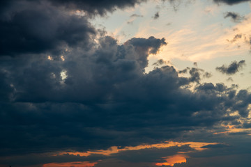 Obraz premium Gewitter und Sturmwolken bei Sonnenuntergang