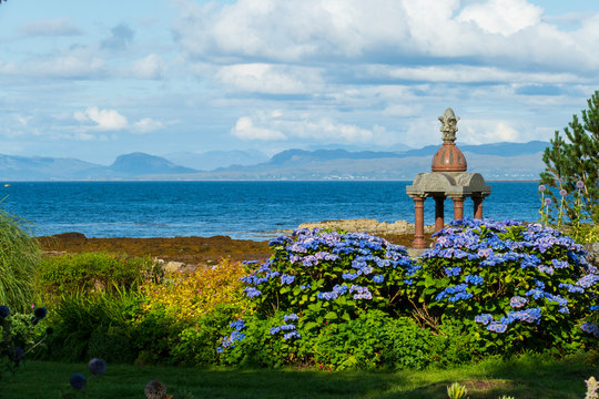 &Ouml;ffentlicher Park in Broadford, an der K&uuml;ste der Isle of Skye
