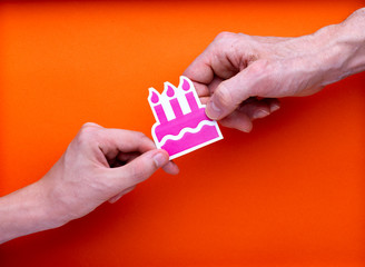 Illustration de fête, pictogramme imprimé de gâteau avec bougies rose tenu par deux mains en...