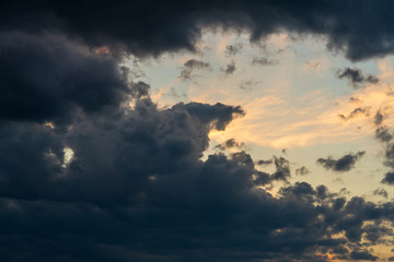 Obraz premium Gewitter und Sturmwolken bei Sonnenuntergang