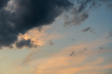 Naklejka na ściany i meble Gewitter und Sturmwolken bei Sonnenuntergang