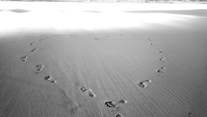 Huellas en la playa.