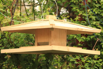 drewniany  domek  karmnik  dla  ptaków