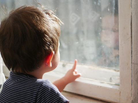 child shows the window with a finger