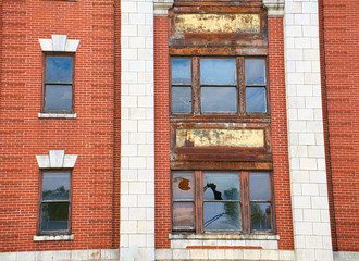 Obraz premium Broken window on an abandoned building