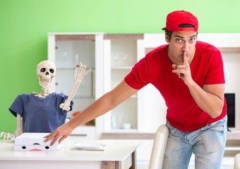 Concept of very slow pizza deliver service