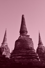 Fototapeta premium 天に向かって直立する３本の仏塔 アユタヤ