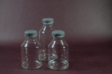 pequeña botella transparente con tapon gris