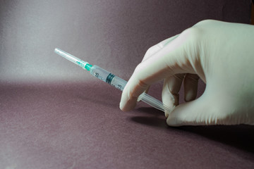 mano sosteniendo jeringa con medicamento