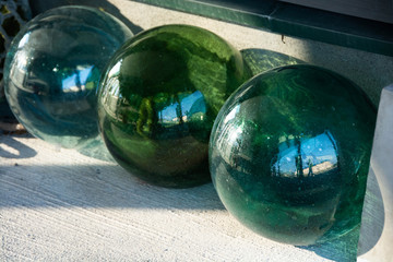 Fototapeta na wymiar 並べられたガラスの浮き球