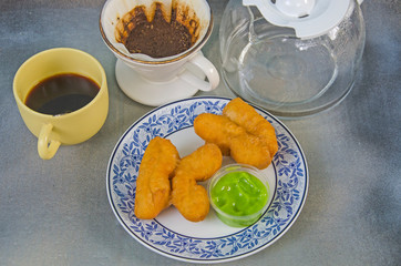 Sponge cake and green egg custard for eating with hot drinks