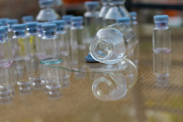 peque&ntilde;a botella transparente con tapon gris