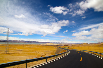 Landforms on the Qinghai-Tibet Plateau, under blue sky and white clouds, wetlands, grasslands, deserts and ice lakes interlace