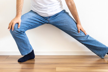 薄着で準備体操をしている男性