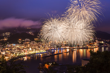 花火と夜景の熱海湾