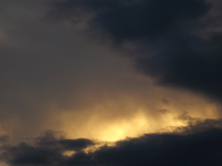 nube al atardecer anochecer