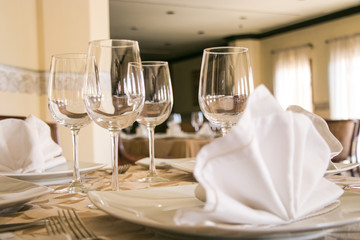 Copas de cristal en mesa