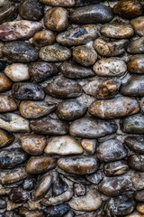 Steinmauer aus Kieselsteinen
