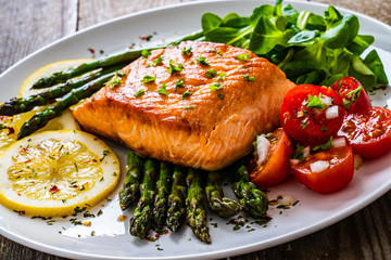 Fried salmon and asparagus
