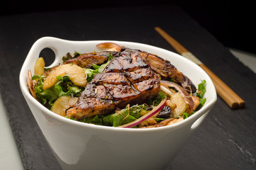 Teriyaki Tazón con espinacas, germen de soya y palillos 02