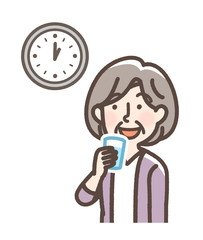 水を飲む女性　おばあさん