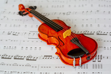 Fototapeta na wymiar violin on note paper